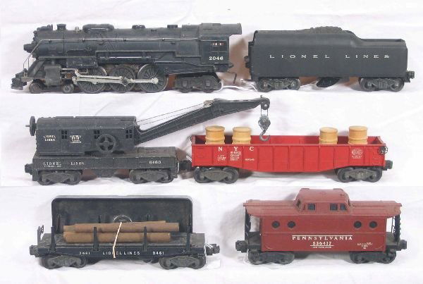 NETTE - 6 Pc. LIONEL Freight Set: 2046 Loco; 2046W Tender; 6462 Gondola w/4 Drums; 6460 Crane, minor oxi on pulley support; 3461 Lumber Dump w/logs & bin; 6417 PRR N5c Caboose, o/w should clean to C7