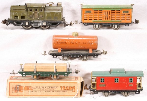 NETTE - 5 Pc. LIONEL 252 Freight Set:: 252 Electric, wheels fatigued, C4; 831 Lumber Car, ob C8; 804 Early Tank Car; 806 Stock Car; 807 Caboose, small oxi spot on copula, o/w C6