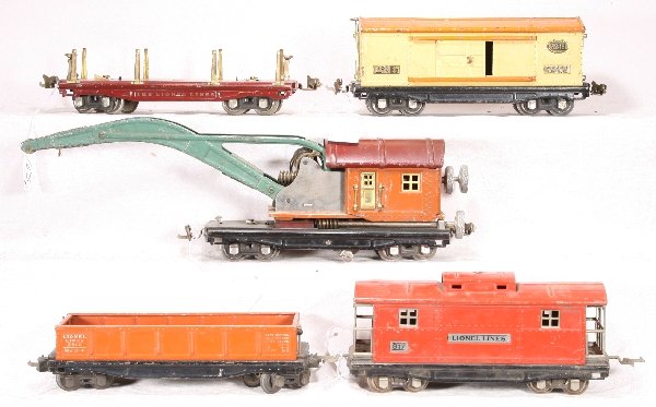 NETTE - 5 LIONEL 800 Series Freight Cars:: 2812X Gondola, missing brakewheel tops; 811 Lumber, no load, 3/8 hole in frame; 810 Derrick, diecast strong, missing hook; 814 Boxcar, C4; 817 Caboose, MBC, missing coupler boxes, o/w dirty C6-