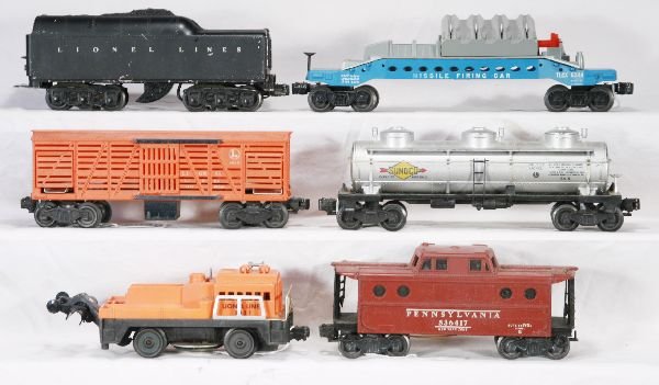 NETTE - 6 LIONEL Freight Cars:: 6544 Rocket Launcher, 1 broken brakewheel; 3927 Track Cleaner, no accessories, dirty; 1950 #2671WX tender, missing cab screws, C6-; 6415 Tank car; 6417 Caboose, 1 broken railing; 3656 Stock Car,C7