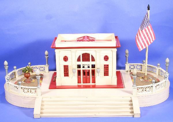 NETTE - Super Late LIONEL 129 Terrace & Station: Clean & shiny with brown plots(faded), a few small chips but much better than most, original unbroken lampposts w/original bulbs, 115 Station, clean & complete, original silk flag as well, C7-C7+ Nice