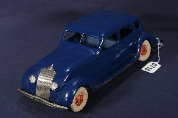 NETTE - KINGSBURY Lincoln Airflow:: Pressed steel, 14" long w/bat. Op headlights, untested, white rubber tires, 1 rear tire misshapen, missing tail light, C6+