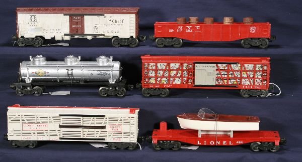 NETTE - 6 LIONEL Freight Cars:: 6376 Circus Car; 6801 Flat w/Boat; 6462-125 Gondola w/5 Barrels; 6434 Poultry Dispatch; 6415 Sunoco Tank Car, nice silver; 6672 Reefer, tougher black lettering, should clean to C7