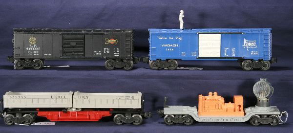 NETTE - 4 LIONEL Freight Cars: 3520 Searchlight Car; 3424 Brakeman Car, white figure version, car only; 3359-55 Double Dump Car, car only; 6464-225 SP Boxcar, type IIa, C7