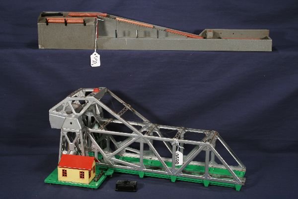 NETTE - LIONEL 313 Bascule Bridge & 364:: Postwar version, minor frame warp on rear section, o-ga pins installed, 1 cross wire loose, some oxi on chrome, o/w C5+; 364 Lumber Loader, crackle version, replaced logs w/364C, C6
