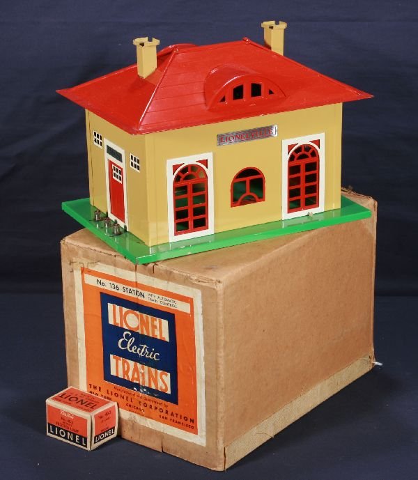 NETTE - Super Boxed LIONEL Late 136 Stop Station: This doesn't show up nice often! Super clean & shiny w/nice r/s lettering under base, a few small nicks on the base w/an awesome roof, nice ob, o/w C8 WOW!
