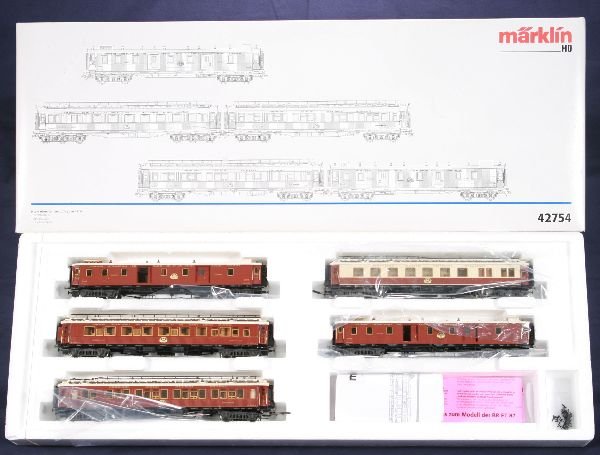 NETTE - MARKLIN HO 42754 CIWL Passenger Cars:: 5-car International Luxury Set w/lighting, circa 1910, osb C7+