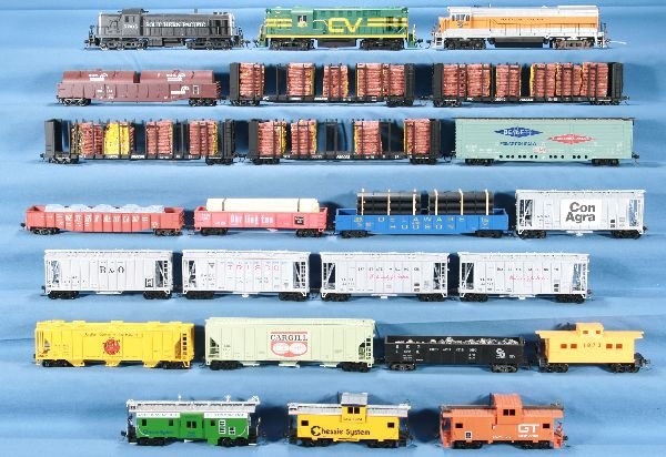 24 Pc. HO Ga. Diesel Freight Lot:: WP Diesel; Atlas CV GP-7; Kato SP RS Diesel w/21 assorted freight cars by AHM, Walthers & others, most unmarked, coil car has broken cover, all clean w/metal Kaydee Couplers, metal Kaydee couplers, o/