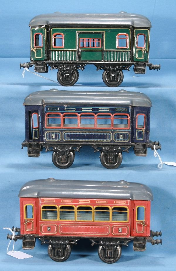 Clean BING Ga. 1 Passenger Cars:: Would look nice behind the loco in lot 252! Litho tin, painted roofs much better than most, 2nd Class coach; 3rd Class coach; Baggage Car, all missing couplers, each missing 1 door handle, finish is C