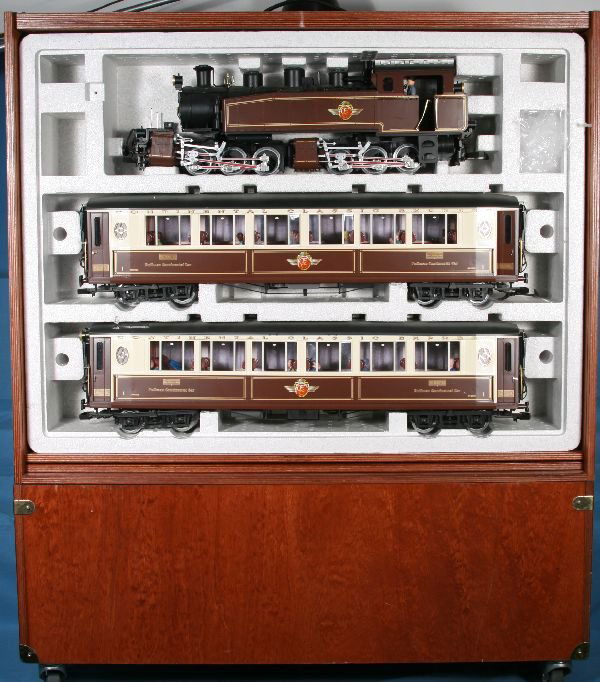 NETTE - RARE LGB 373843 Continental Set: Very Ltd Production, complete w/original wooden roll around display case, 42 X 36 X 12! 0-6-6-0 Mallet Style Tank Loco w/2 Pullman Continental Cars, lower case contains boxed T&T, Plexi case cover sti