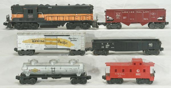 NETTE - 6 Pc. LIONEL Diesel Freight Set:: 2338 MR GP-7 Diesel, missing 1 cab screw; 6415 Sunoco Tank Car; 6464-100 Long Feather Boxcar, type IIa, C5; 6462 Gondola, dirty; 6456 LV Hopper, dirty; 6257 Caboose, o/w C6-