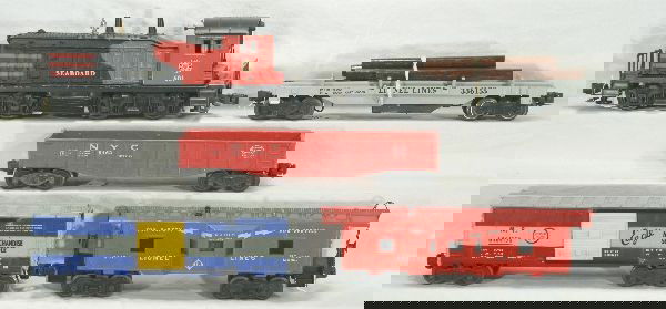 NETTE - 5 Pc. LIONEL Diesel Freight Set: 601 Seaboard NW-2 Diesel, repaired screw chip, round end stripes; 3361-55 Lumber dump, replaced logs; 6462 Gondola; 6464-150 MP Boxcar, etched, type IIa on blue mold, lager XME; 6517 Bay Window Caboos