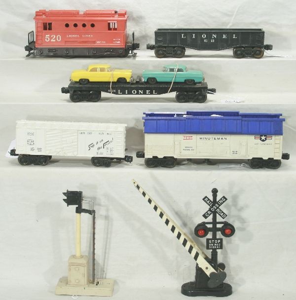 NETTE - 7 Pc. LIONEL Lot:: 520 Box Cab Electric, original pantograph; 6112 Gondola, C6-; 6424 Auto-Loader, broken bumpers, C5; 3665 Minuteman Launcher; 6014 Frisco Boxcar; 163 Target Signal; 262 Crossing/Flasher, dusty, o/w C7