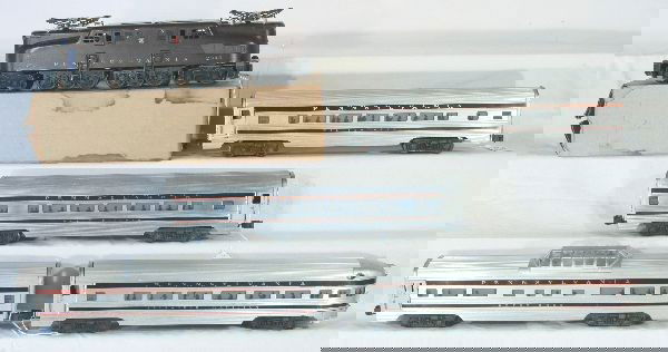 NETTE - LIONEL PRR Congressional Set: 2340 GG-1 PRR, Tuscan 5-stripes 10% of stripes on 1 side & 20% stripes on the other side, original pantographs w/4 insulators missing on one, bat box clean, ob water stained o/w C6; 2542 Betsy Ross Vi