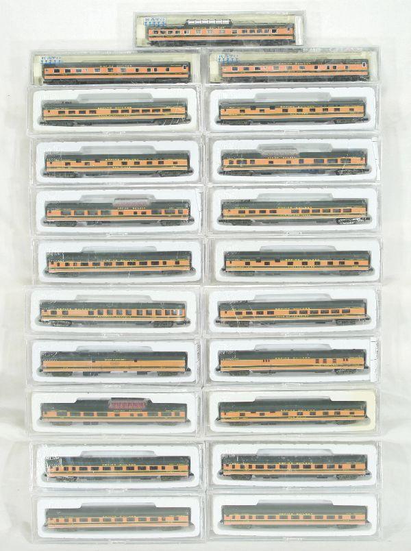 NETTE - 18pcN Ga. GN CON-COR & 3 KATO:: 156-0701 GN Dome Car; 156-0703 GN Sleeper Car; 4 #1-04001D Coach Car; 1-04001D-2 Coach Car; 4 #1-04011D Sleeper Car, 3 #1-04061D Dome Car; 3 #1-04071D Diner Car; 1-04041D Obsv Car; 1-04021D RPO Car; 1