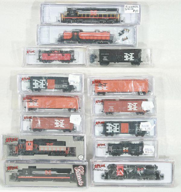 NETTE - 14pc N-Gauge Lot:: Life Like #0510 NH RS2; Life Like #2555 NH C424 Locomotive; Micro Trains #20686 NH Box Car; Atlas #48324 NH GP-9; Atlas #44715 U25B NH; Atlas # 48368 GP-9 NH; 8 Atlas Freight Cars NH: 2 #40506 Box Car