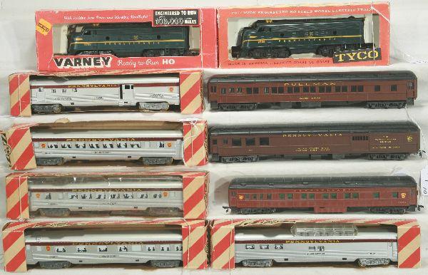 NETTE - 10 Pc. HO Ga. PRR Passenger Lot:: Mantua PRR F9 AA Diesels, obs incorrect; 3 Rivarossi PRR Heavyweights; 5 Penn Line PRR Streamline cars in worn obs, C7 - C7+