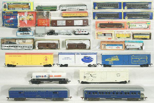 NETTE - 31 Pc. HO Ga. Misc. Lot:: Silverline Electric Bus Set, osb; Atlas UP GP38 Diesel, ob; Tempo NP Diesel; 4 AHM Undecorated Heavyweight passenger cars, obs; Rivarossi PRR RPO, ob; 12 freight cars, some obs, 4 loose passenger cars