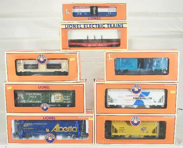 NETTE - 8 LIONEL Freight Cars:: 16395 Rail Car; 16740 Mail Car; 26230 Boxcar; 19675 Mint Car; 17016 Hopper; 17156 Hopper; 17378 Milk Car; 17154 Hopper, obs some wear, C8-9