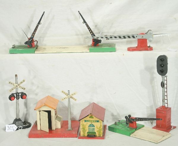 NETTE - 7 LIONEL Accessories:: 76 Bell Ringing Shack, missing finial; 47 Double Crossing Gate, no lanterns; 46 Crossing Gate, no lantern; 152 Crossing Gate; 48W Whistling Station; 99N Traffic Signal, needs wiring, strong castings; 