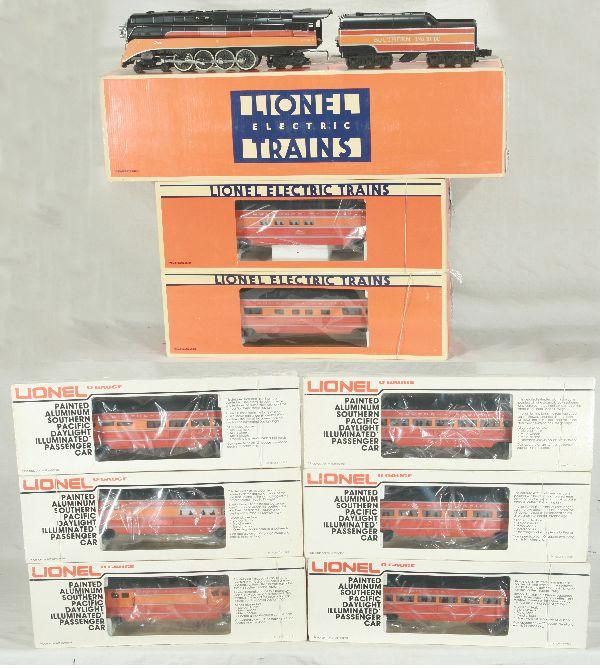 NETTE - LIONEL SP Daylight Aluminum Passenger Set:: 8307 Steam loco & Tender, 9592 SP pass Car, 7204 Dining Car, 7211 Vista Dome Car, 19107 Full Vista Dome, 9589 Baggage Car, 9590 Combo Car, 9593 Obs Car, 9591 Pass Car, obs C8+