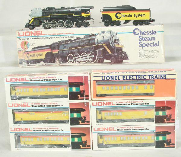 NETTE - LIONEL Chessie System Passenger Set:: 8003 Die Cast 2-8-4 Berkshire Steam Engine & Tender, 9581 Baggage Car, 9582 Combo Car, 9583 Pass Car, 9584 Pass Car, 9585 Obsv Car, 9586 Dining Car obs C8+