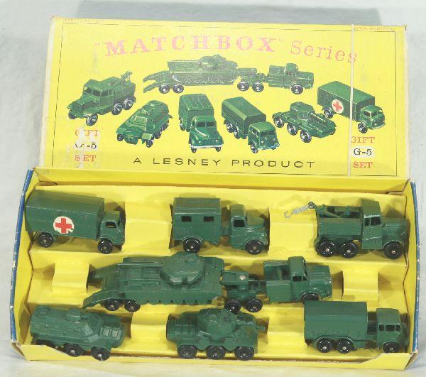 NETTE - MATCHBOX G5 Army Gift Set:: All BPWs, MP3 Tank Transporter, missing treads; 54 Carrier; 64 Recovery Truck; 63 Hospital truck, decals 90%; 68 Radio truck; 62 Covered truck; 67 Scout Car, overall spot minor axel oxi, nice osb w/ b