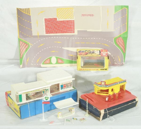 NETTE - 3 Pc. Boxed MATCHBOX Lot:: AP1 Service Ramp, ob C9+; MG1 BP Service Station w/sign & Parking lot piece(bent, but not creased), ob nice, C9; Early MG1 Single level w/top sign, Esso sign is broken, ob is very worn, o/w C8