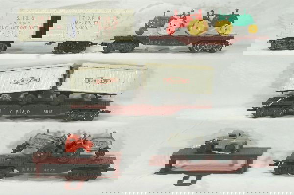 NETTE - 5 Pc. MARX Deluxe Freight Cars: Oper Dairy Car w/platform, F- trucks; 4528 Erie Flat w/2 Tractors, red tractor has 1 broken front wheel, D-Trucks; 5545 CB&Q Flat w/Burlington Trailers, tin has surface oxi staining w/an original trac