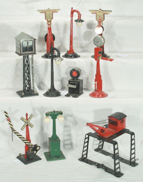 NETTE - 10 MARX Accessories:: Battery Street Light; 2 Single Lampposts; Banjo Ringer; Ringer; Control Tower, tougher brown house; Overhead Derrick Loader w/red house; Lighted Bumper; Crossing gate, C6-7
