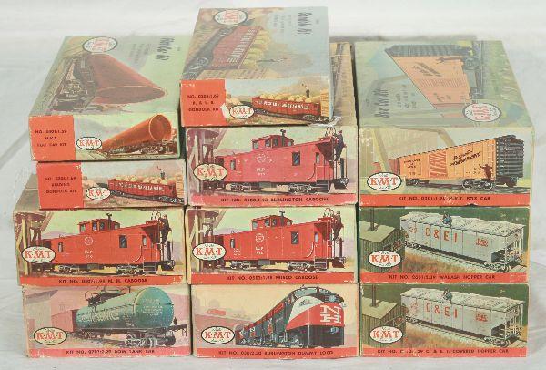 NETTE - 6 Boxed KUSAN Freight Car Kits, Plus:: CEI Covered Hopper; Wabash Covered Hopper; MKT Boxcar; Reading Gondola; B&LE Gondola; MKT Pipe Flat, all appear complete, obs C9; plus 5 empty boxes.