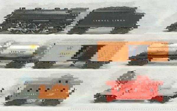 NETTE - 6 Pc. LIONEL Steam Freight Set: Tougher Late 1666 Loco, RS lettering; 6466WX Tender; 2555 Sunoco Tank Car, a few spots under decals; Late 3464 SF Oper. Boxcar, plastic doors; 3620 Searchlight Car; 6257 SP Caboose, tile red, o/w C7