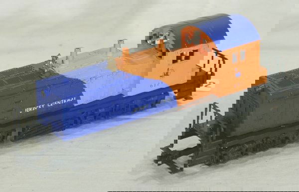 NETTE - Clean LIONEL 611 JC NW-2 Diesel: Bright, light run time w/NO screw crack, minor signs of play wear, C7