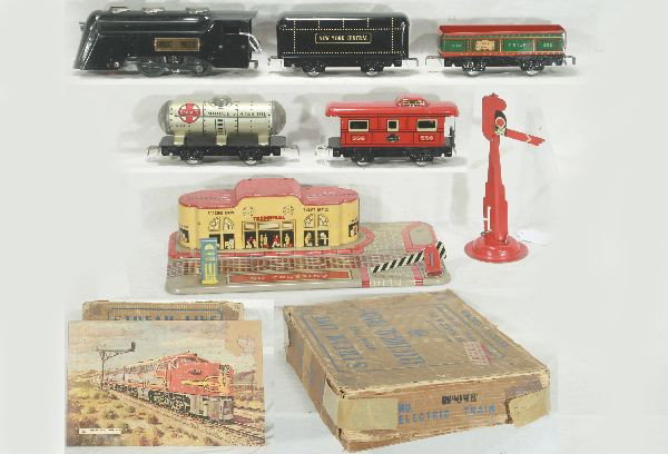 NETTE - Unusual Boxed MARX Wards Set 3990MR:: 1940 Montgomery Wards Set(Xerox of catalog page included) CV Loco; NYC Tender; 553 Tank Car; 552 Gondola; 556 Caboose; Universal Station, C6; Semaphore T&T, osb worn & taped, o/w C7(also includes inco