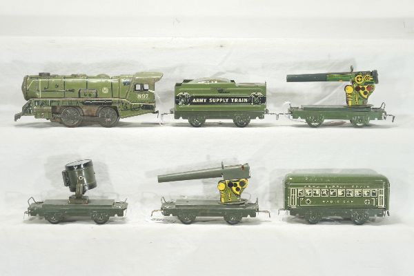 NETTE - 6 Pc. MARX Military Train Set: 897 Loco, clockwork working, oxi on motor parts, C5+; AST Tender; Non Oper. Searchlight; 2 different Field Guns; Radio Car, C6+