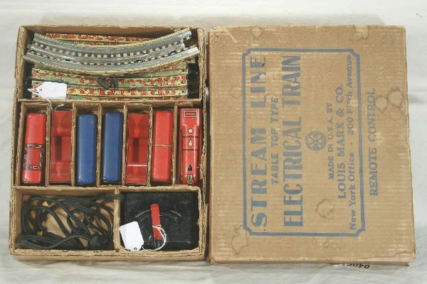 NETTE - Scarce MARX Table-Top Set: Circa 1930s, HO Size; Electric Loco; Tender; 2 Hoppers; 2 Reefers; Caboose, Tin track, some layout paint, Transf., scarce osb w/all inserts, trains are C7 Tough!