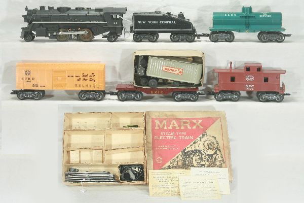 NETTE - Boxed MARX Montgomery Wards Set 52362: 666 cast loco w/smoke & fluid; NYC Wedge Tender; CS Tank Car; SF Boxcar; Erie Flat w/Wards Truck & Trailer, RS plates, gray trailer w/D. Gray truck; 18328 NYC Caboose, osb, T&T w/inserts, tip stained,