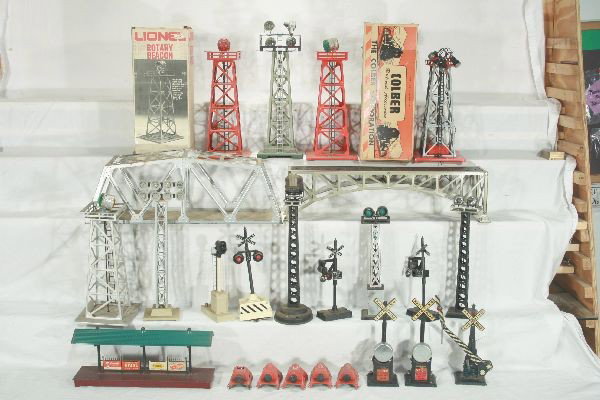 NETTE - Large Group of 24 Layout Accessories:: 8 Marx Pieces, Boxed Colber Tower; Lionel, 193 Floodlight; 4 #494 Beacons; 394 Beacon 2494 Beacon, ob; 157 Platform; 5 #260 Bumpers; 332 Arch-under Bridge w/packet; 163 Block; 2 #140 Banjos, 1 has bro