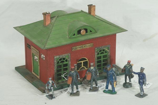 NETTE - 8 Pc. Figure & Accessory Lot:: Lionel 126 Station, some repaint; 2 Lionel redcaps; Lionel porter; Barclay Porter, 2 Lincoln porters, o/w Excessive playwear. Sold as per photo with no returns on this lot.