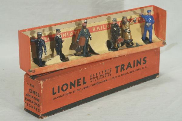 NETTE - Boxed LIONEL 550 Figure Set: Great companion piece to a station. All figures are original, red Cap has broken fingers and missing suitcase(see lost luggage dept); Porter missing stool Lady broken, ob w/worn insert, o/w C5-6