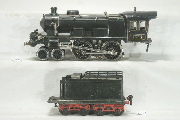 NETTE - Ga. 1 MARKLIN EE1021 Steam Loco:: 4-4-0 Steam Loco, electric motor. This is a good looking well matched loco and tender. Tender has nice detail with opening tool box hatches, Loco also has nice detail but a good quality replaced front