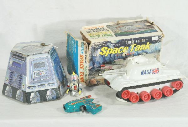 NETTE - 4 Pc. Space Toy Lot:: Marx Tricky Action Lighted Space Tank, Litho tin & plastic, 9 1/2 " Bat. Op. working, but no light?, rough ob; Space Control Ray Gun, working, no sparks, C7; Unusual Space Station Playset, vinyl case,