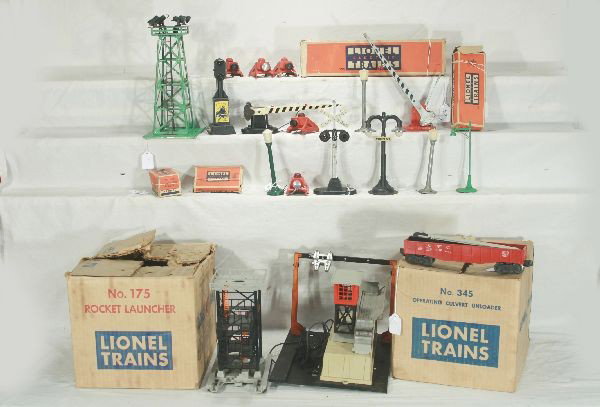 NETTE - 18 LIONEL Accessories:: 4 #260 Bumpers; 2 #26 Bumpers; 395 Floodlight Tower; 64 Lamppost, ob, no bulb; 152 Crossing gate, ob; 2 #71 Lampposts; 252 Crossing Gate; 154 Flasher; 3 Marx access.; 175 Rocket Launcher, has issues, 