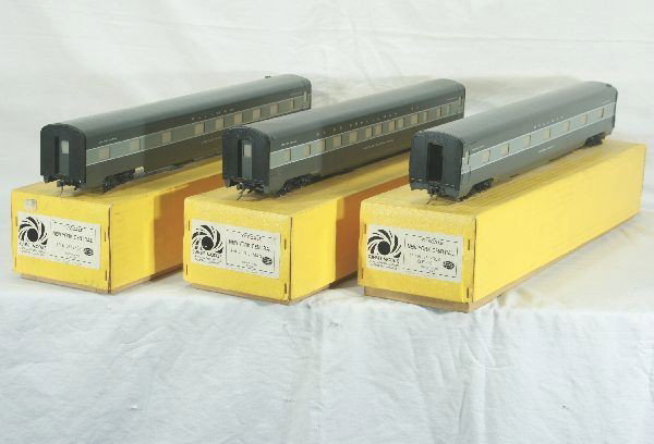 3 Sunset Brass O Scale NYC Passenger Cars Lot: 2-Rail, Niagara NYC 13 double bedroom sleeper; Thousand Islands Bridge NYC 4-4-2 Pullman; Cascade Glen NYC 10-S sleeper. Obs. Has light play wear.