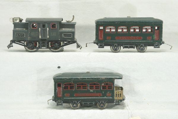 3 pc Lionel 152 Passenger Set: 152 Electric Loco, strong lettering, dark gray color, broken bell and harp, replaced roller pickup; 629 Pullman; 630 Obsv, set should polish nicely. Has moderate play wear.