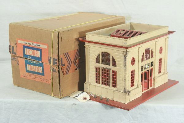 Boxed Lionel 117 station: Late colors, version w/o lights, w/ train control, 1 corner paint loss and rust on cream, o/w may clean up nicer, Has moderate play wear; ob fairly square w/ nice label.