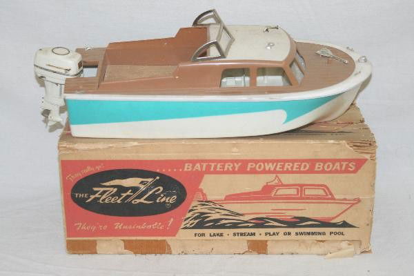 Boxed Fleetline Battery Powered Boat: 18" Plastic hull, 1 horn incomplete, metal Johnson 35 outboard motor, rough original box. For Bigger and Better photos or information about consigning in our future events go to our website