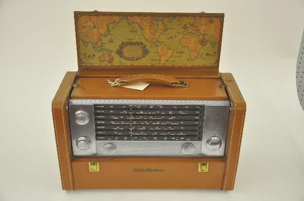 Early RCA Victor Short Wave Radio: Model 3-BX-671, 17 X 8 X 11 closed, deluxe model with full leather case, top world map opens up, 7 bands with antennae. Clocks, Radios and other electrical devices are being sold as untested, as-is. I