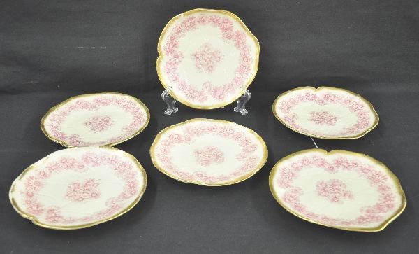 6 pc Early Royal Worcester Plates: Early marks dates to late 19th century. Included are 7 1/2" scalloped plates with embossed leaf design hand painted daisy pattern with gilded edges. Gilding shows wear. One piece 80%.