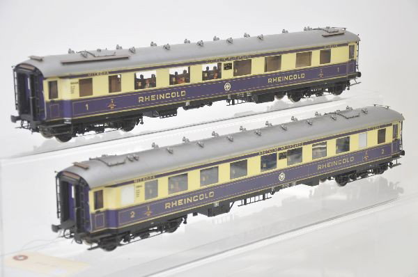 2 Elettren Rheingold Passenger Cars: O-Scale, 22". 24506 second class diner and 20503 first class diner, unrun, some shelf dust. Otherwise, C8